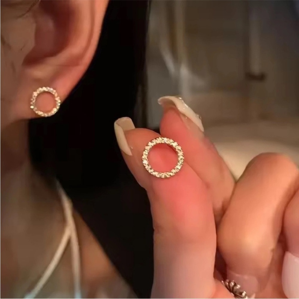Swarovski 18K Gold  Diamond Style Circle Hoop Earrings - Picture 5 of 5